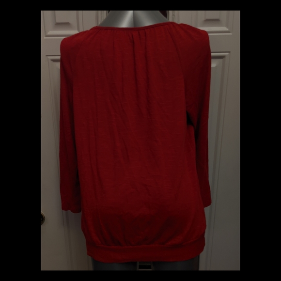5/$25 fashion bug textured fabric blouse top, red Small, very good condition - Picture 2 of 5